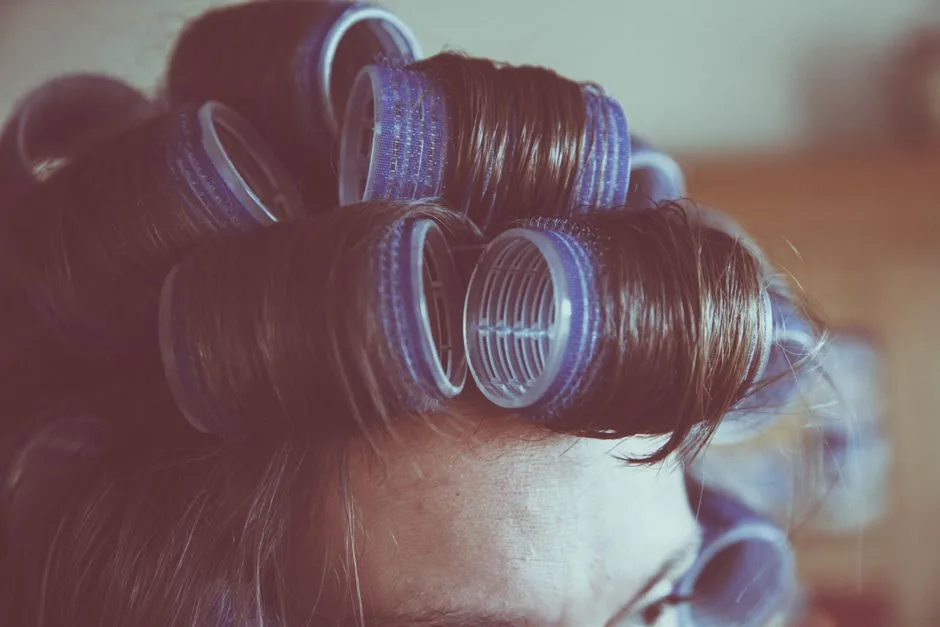 Zbliżenie na włosy kobiety w wałkach do włosów w stylu retro
