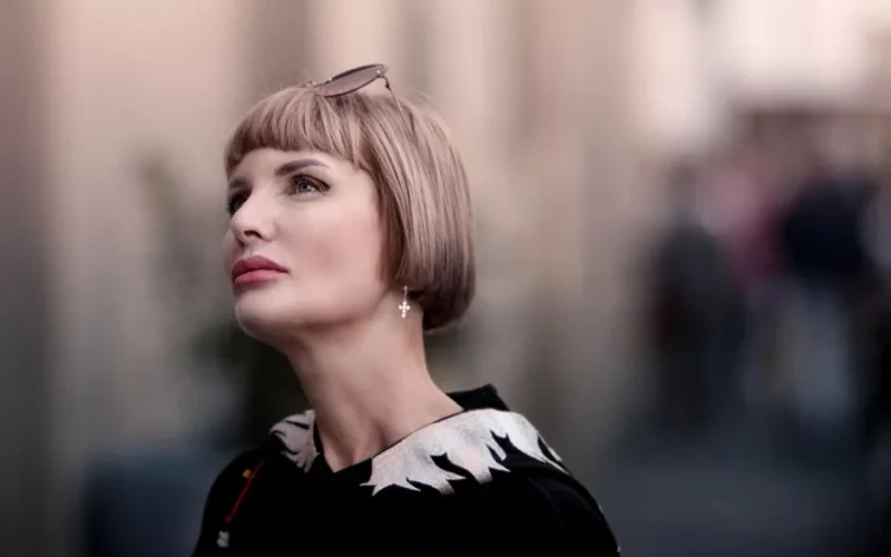Fryzury bob z grzywką: komu pasują i jak je stylizować na co dzień