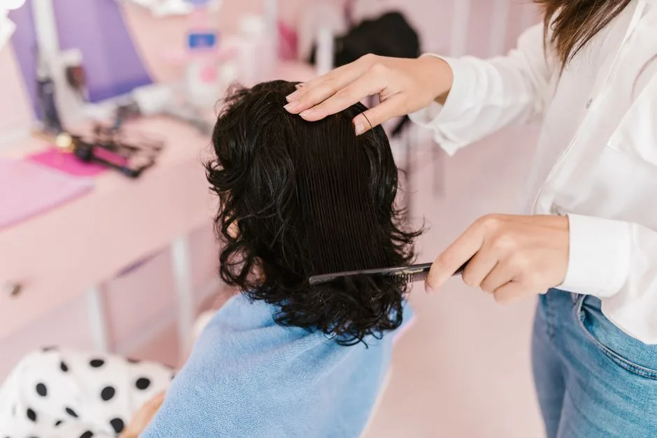 Zbliżenie kobiety podczas zabiegu stylizacji włosów w nowoczesnym salonie